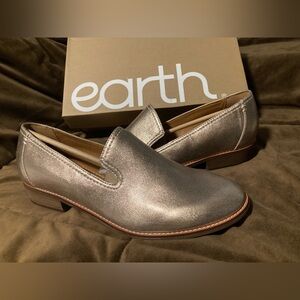 Earth brand, size 10, new in box, metallic gold Edna loafer, comfortable,